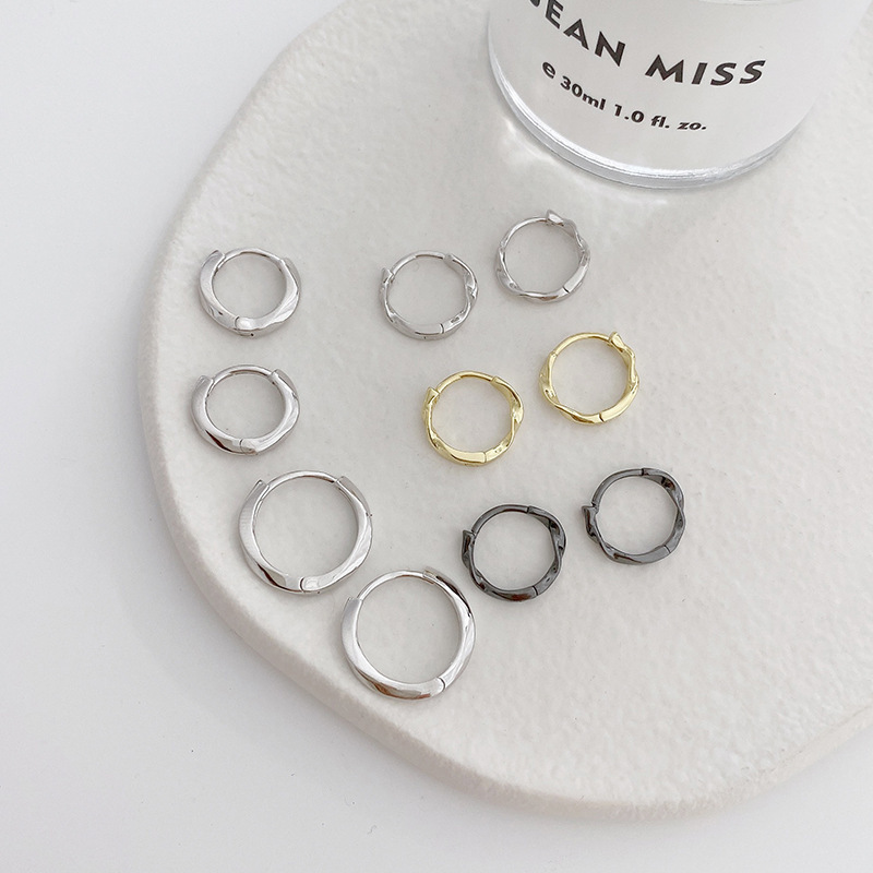 925 sterling silver Möbius hoop earrings, Korean style, simple and minimalist design, fashionable and versatile, with a cool and understated aesthetic