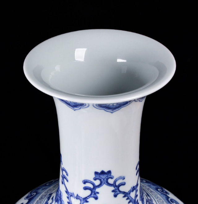 Qing Dynasty Qianlong blue and white vase