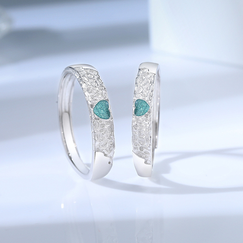 999 pure silver, a timeless symbol of love: a pair of blue heart-shaped rings with a fashionable, textured design, perfect for couples