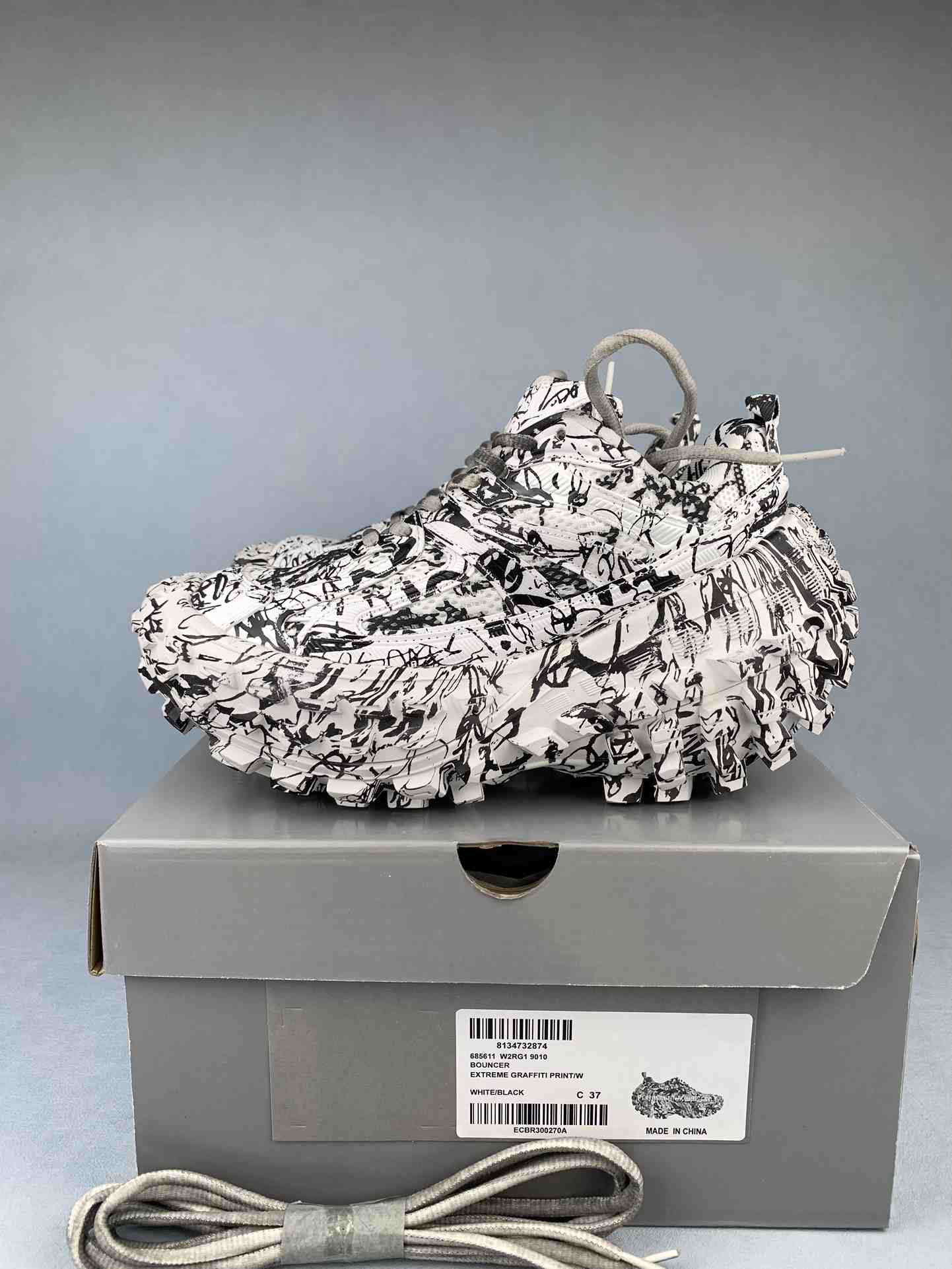 6XL Sneaker in Black/White Allover Print