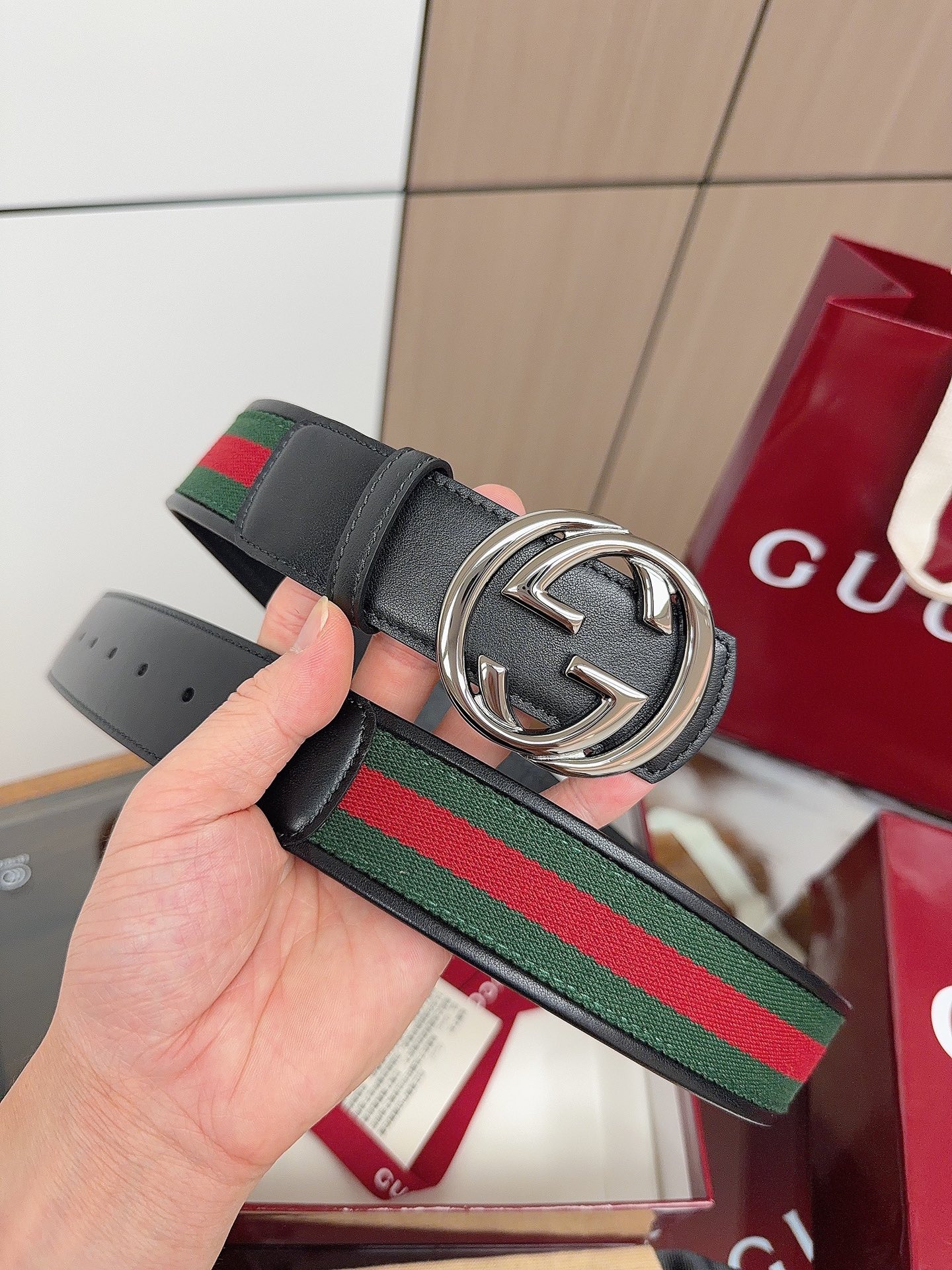Cinto Masculino Preto com Faixa Verde e Vermelha e Fivela Prateada