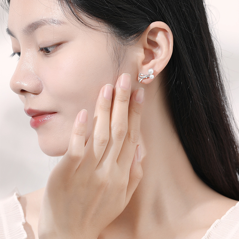 925 sterling silver bow-shaped heart earrings, French-style, chic and elegant, with pearl accents, creating a sophisticated and stylish geometric design
