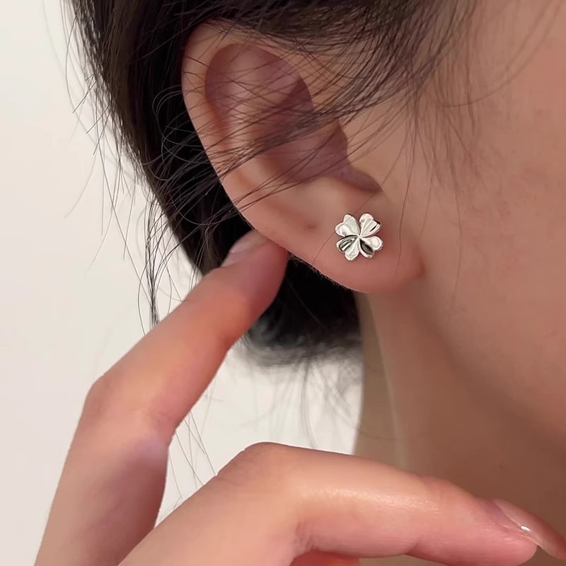 s999 pure silver Korean-style smooth four-leaf clover earrings for women, summer style, simple small earrings, versatile forest-style earrings