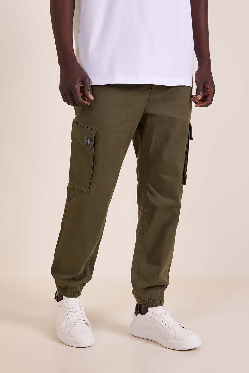 CALVIN KLEIN מכנסי קרגו בגזרת סקיני