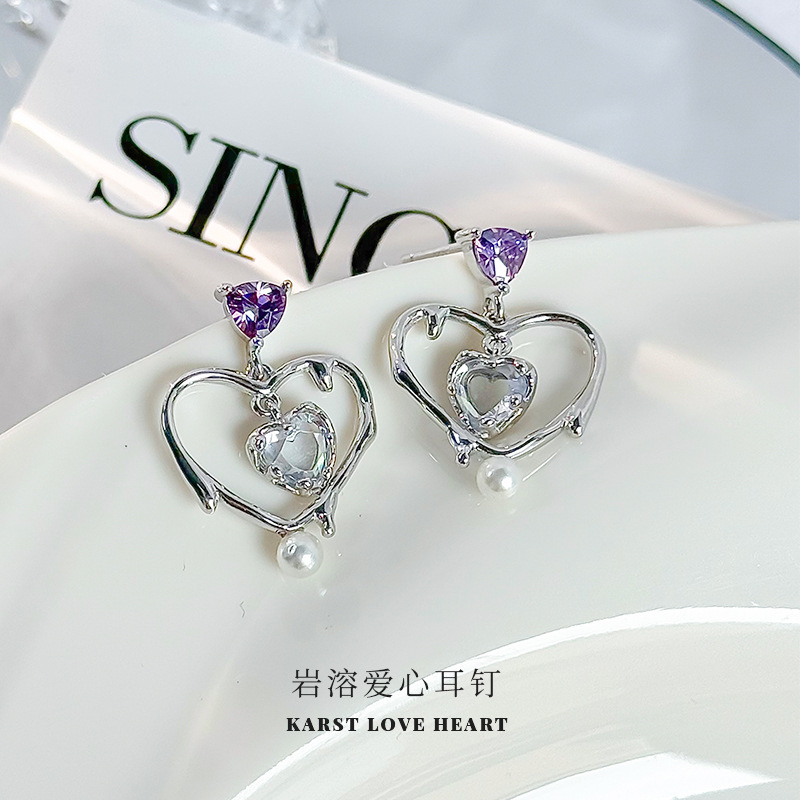 Rock-style heart-shaped earrings for women, featuring a sweet and cool French-inspired design, a minimalist hollow heart design, and an elegant retro style