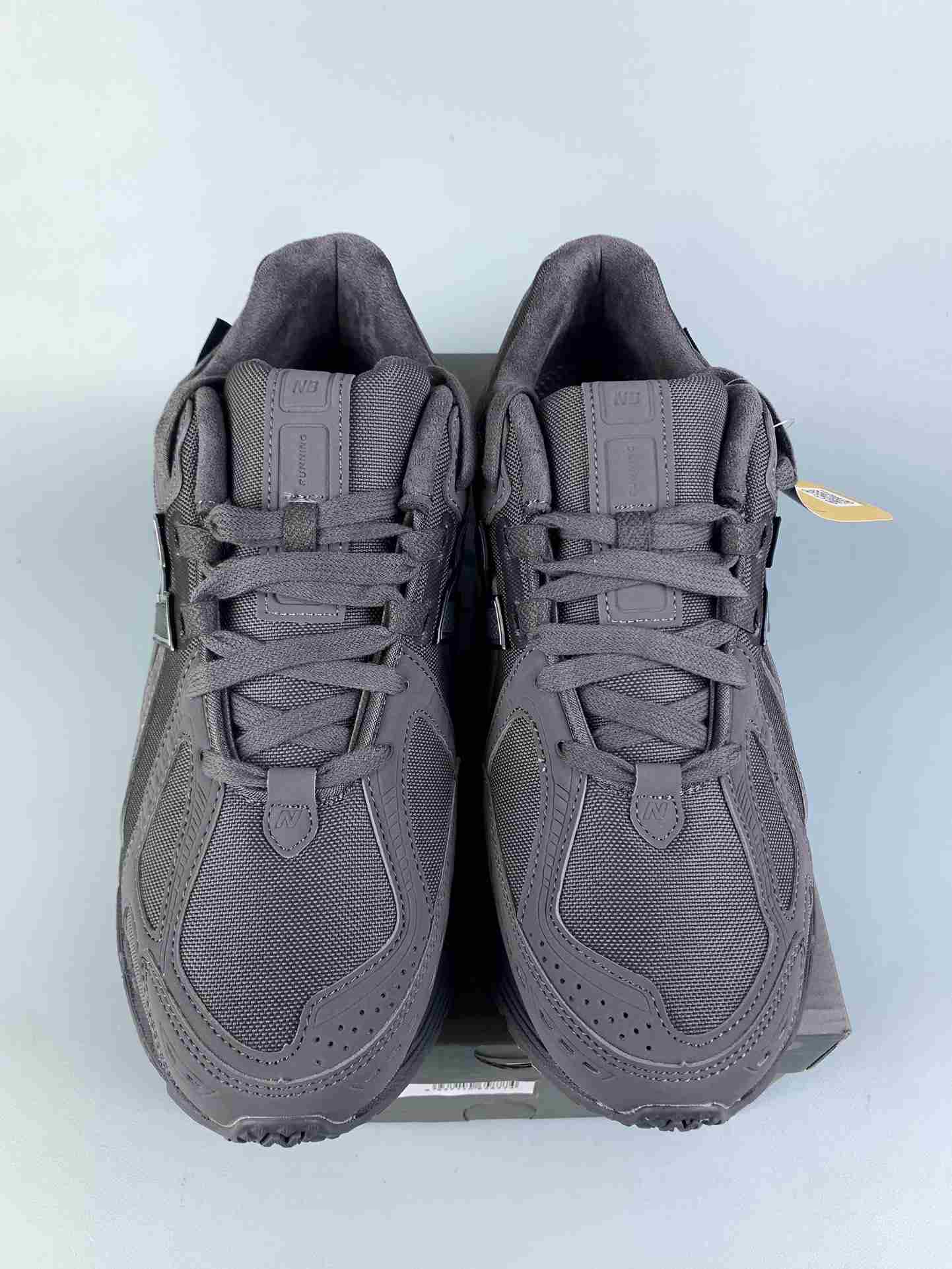1906R Shoes