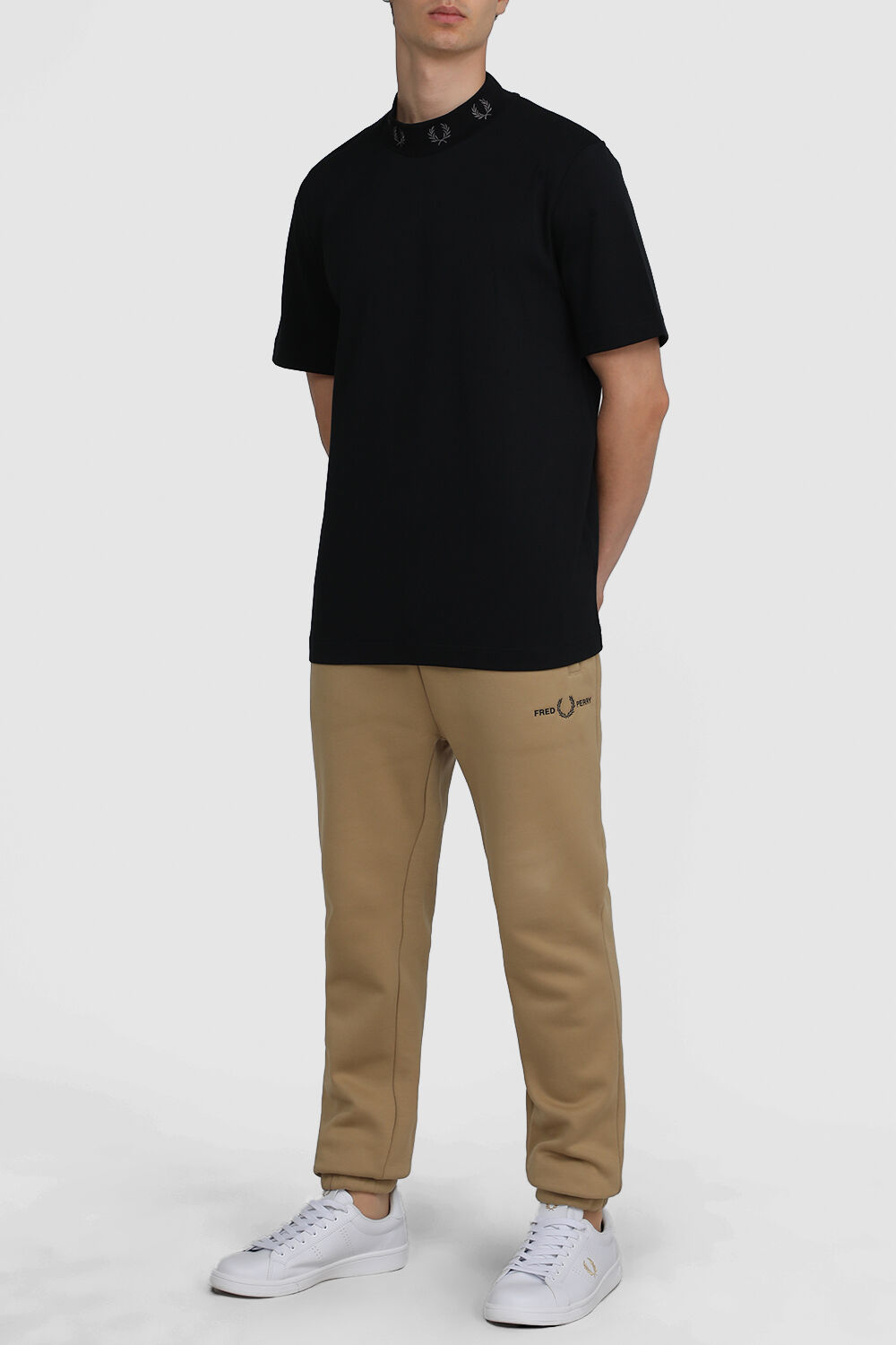 FRED PERRY חולצת טי עם צווארון גבוה