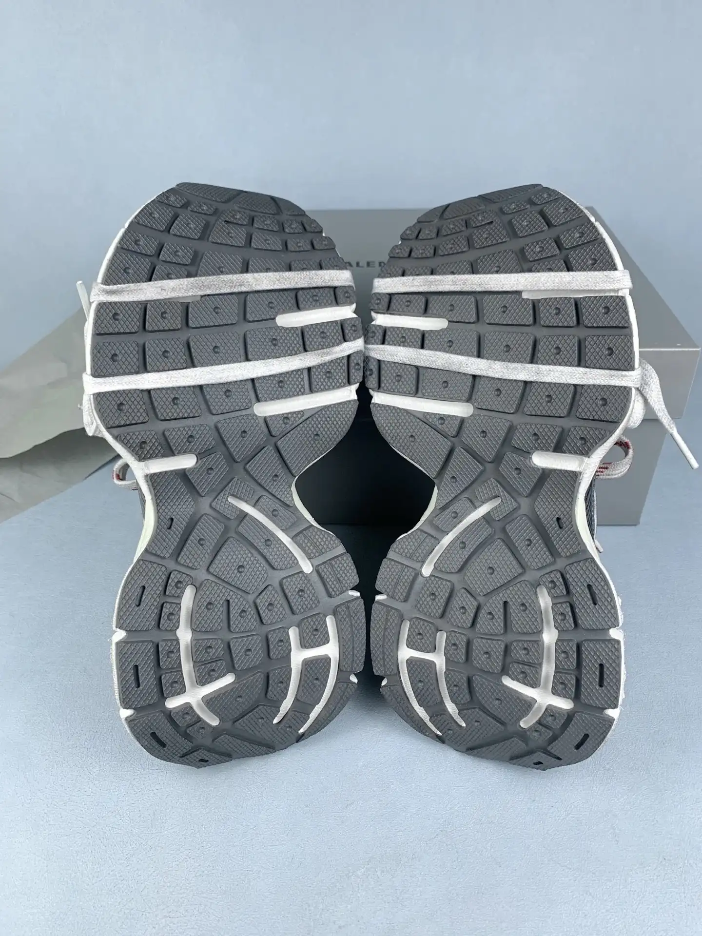 3XL Sneaker in Grey/White/Red product photo from LabelPicks