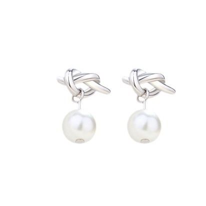 925 sterling silver bow-shaped heart earrings, French-style, chic and elegant, with pearl accents, creating a sophisticated and stylish geometric design