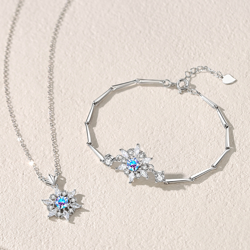 Original forest-themed snowflake bracelet, Korean-style, fashionable and versatile, with iridescent colors, an Instagram-worthy design, perfect as a Christmas gift for your girlfriend