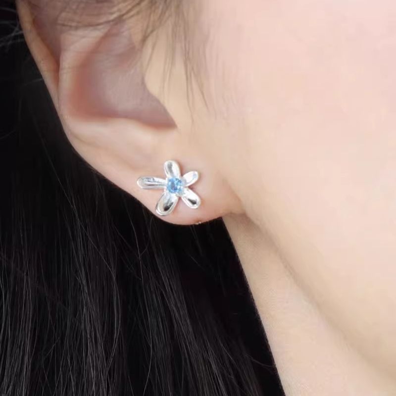 S925 sterling silver blue cubic zirconia flower earrings, featuring a delicate and fresh design, perfect for spring and summer, with a sweet and cool aesthetic, ideal for young girls