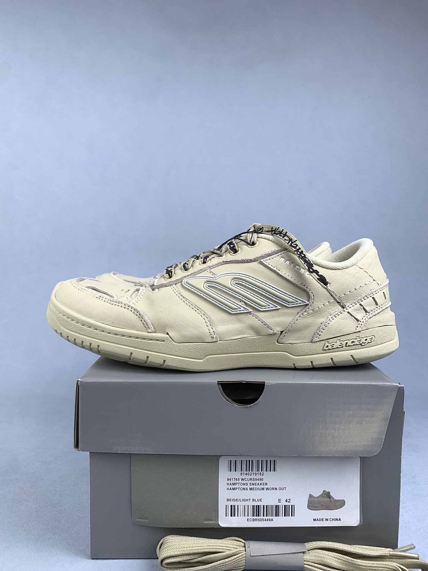 Balenciaga Hamptons Medium Worn-Out Sneaker