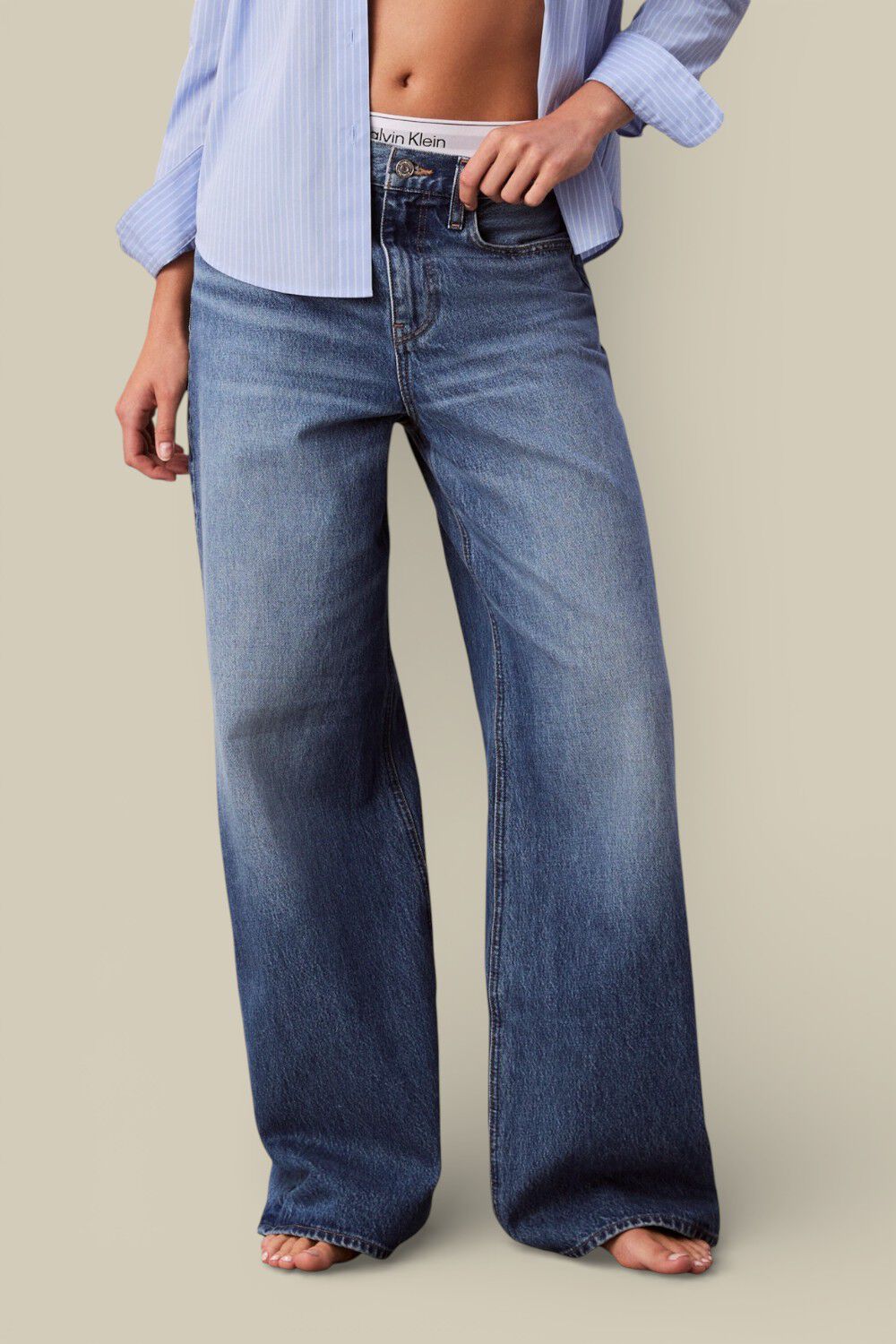 CALVIN KLEIN מכנסי ג'ינס בגזרה מתרחבת