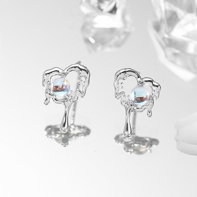 Original design, heart-shaped lava earrings for women, made of 925 silver, in a Korean style, trendy and chic, with a sweet and cool vibe, featuring a unique design and moonstone accents