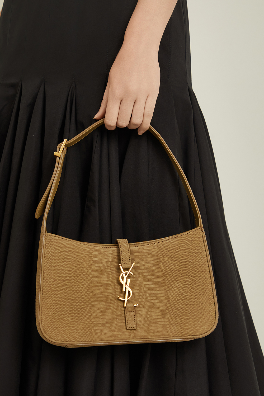 SAINT LAURENT תיק הובו לה 5 איי 7