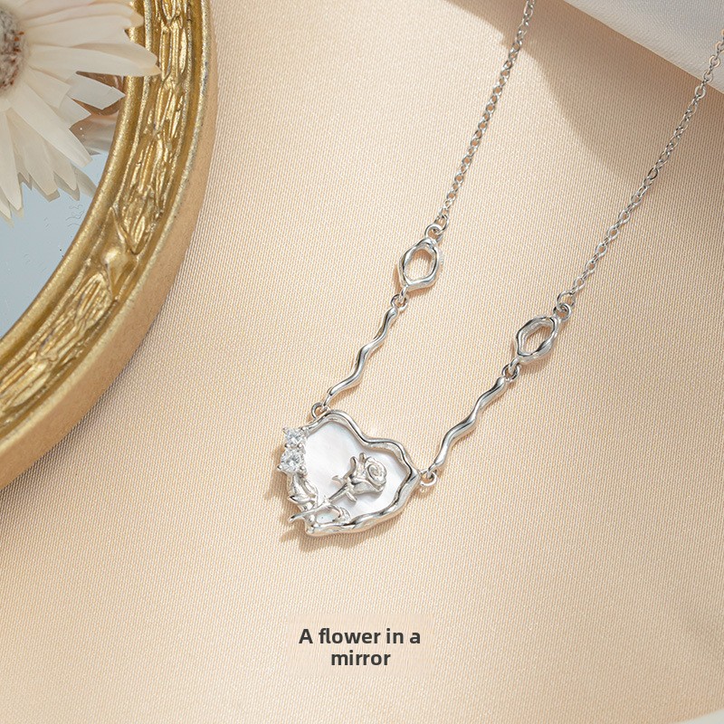 Original design, heart-shaped rose necklace for women, featuring a trendy, Instagram-inspired style, perfect for summer, with a unique and understated design