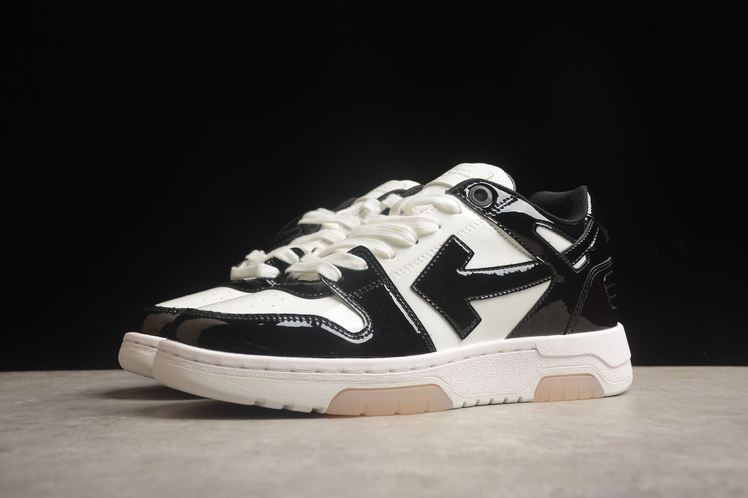 OFF-WHITE SNEAKER