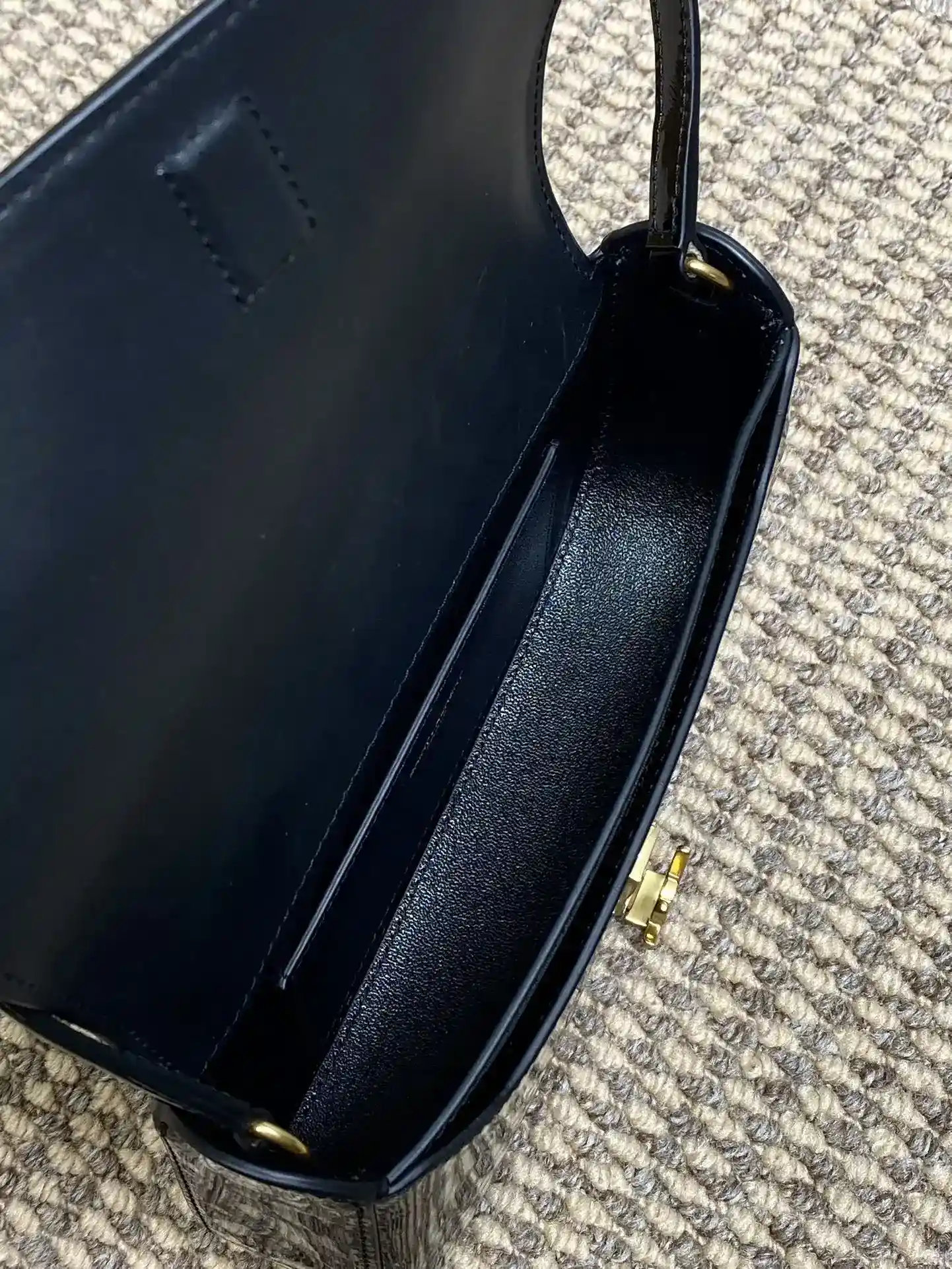 Saint Laurent Versatile Shoulder Bag product photo from LabelPicks