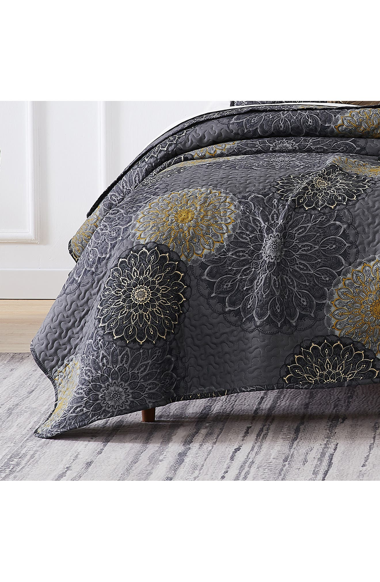 SOUTHSHORE FINE LINENS Midnight Floral Quilt Set