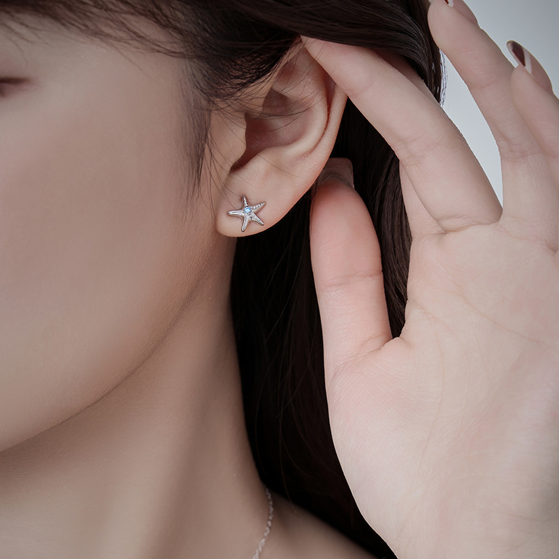 Original starfish earrings for women, made of pure silver, simple, small, and exquisite, with delicate cubic zirconia accents, featuring a fresh and stylish design
