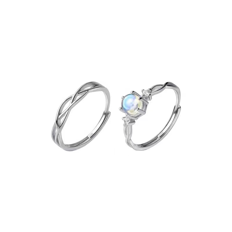 A pair of niche designs with a pair of glazed couple rings are simple and creative