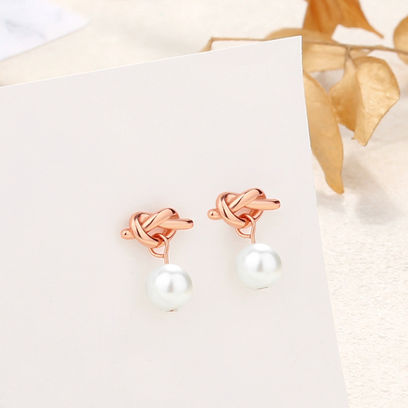 925 sterling silver bow-shaped heart earrings, French-style, chic and elegant, with pearl accents, creating a sophisticated and stylish geometric design