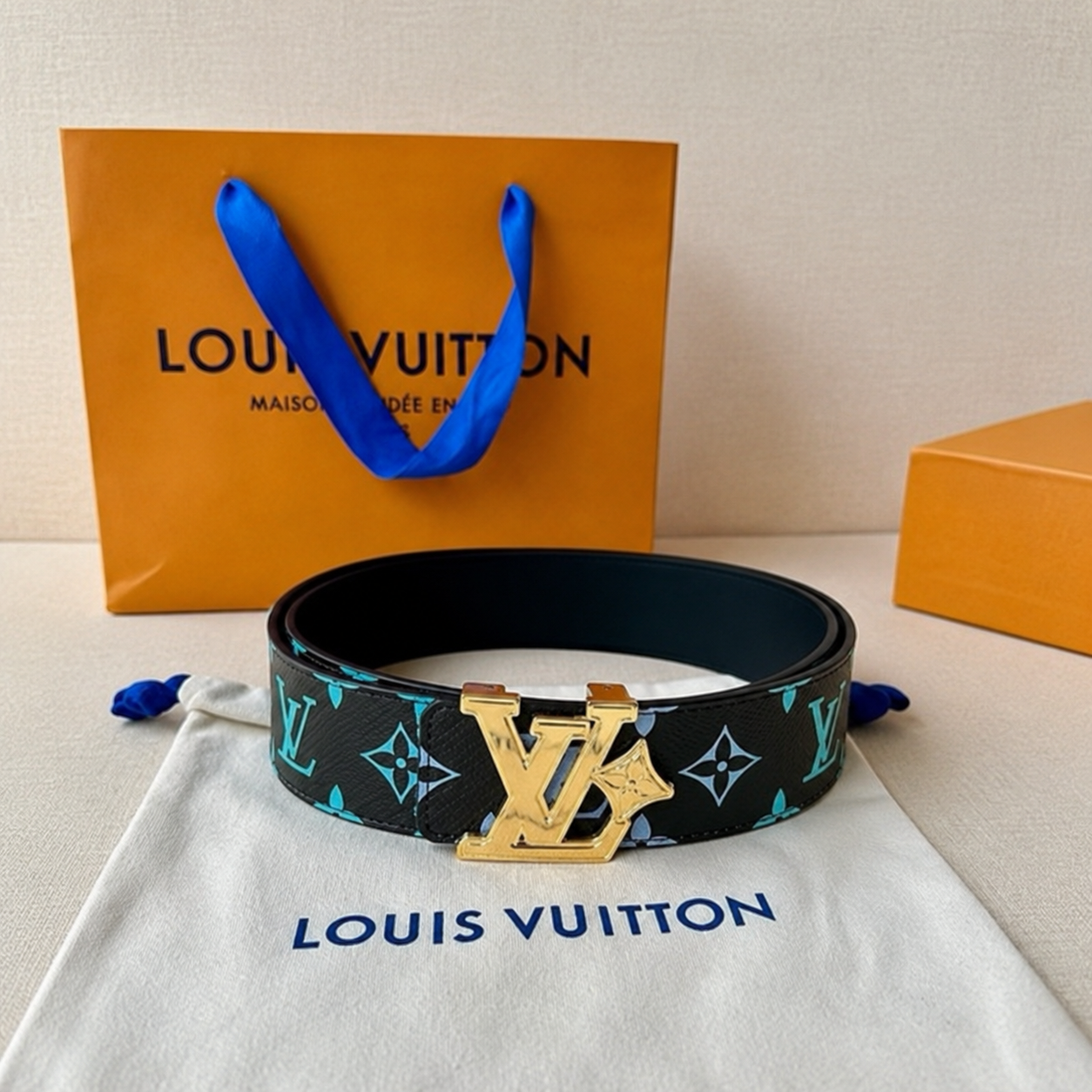 Cinto Masculino Preto com Estampa Azul e Fivela Dourada