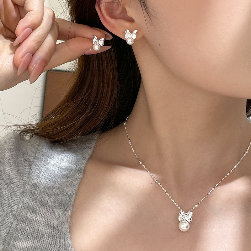 Original design, heart-shaped bow pearl earrings for women, made of 925 sterling silver, Korean style, simple and delicate, with a touch of luxury and sophistication