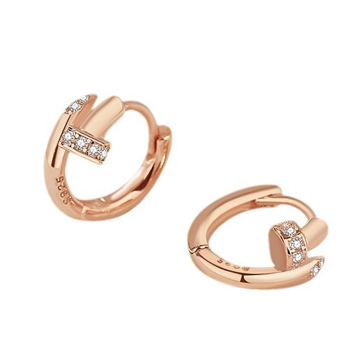 New geometric hoop earrings in rose gold, featuring a sophisticated design and a chic, elegant style