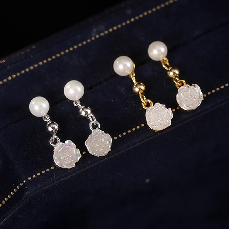 Rose and camellia flower earrings with pearl accents, made of 925 sterling silver, featuring a unique design, floral earrings, French-style, chic and elegant earrings