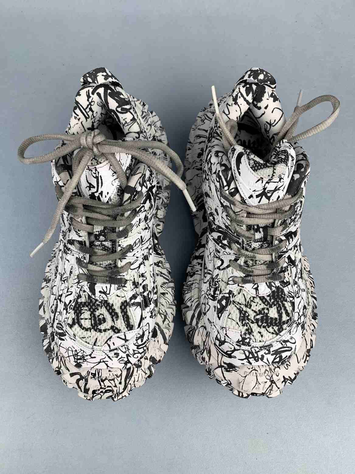 6XL Sneaker in Black/White Allover Print