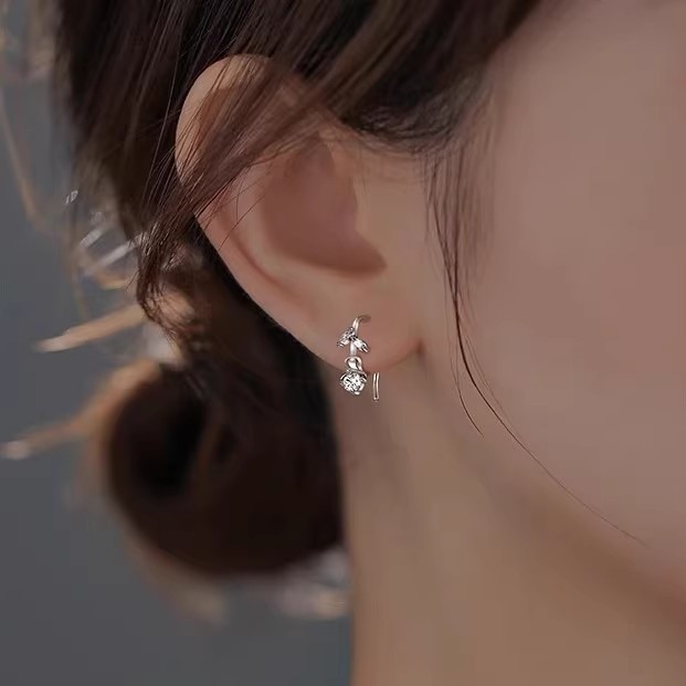 999 pure silver tulip earrings, a unique and stylish design for women, perfect for summer, with a touch of luxury and sophistication, creating a distinctive and elegant look
