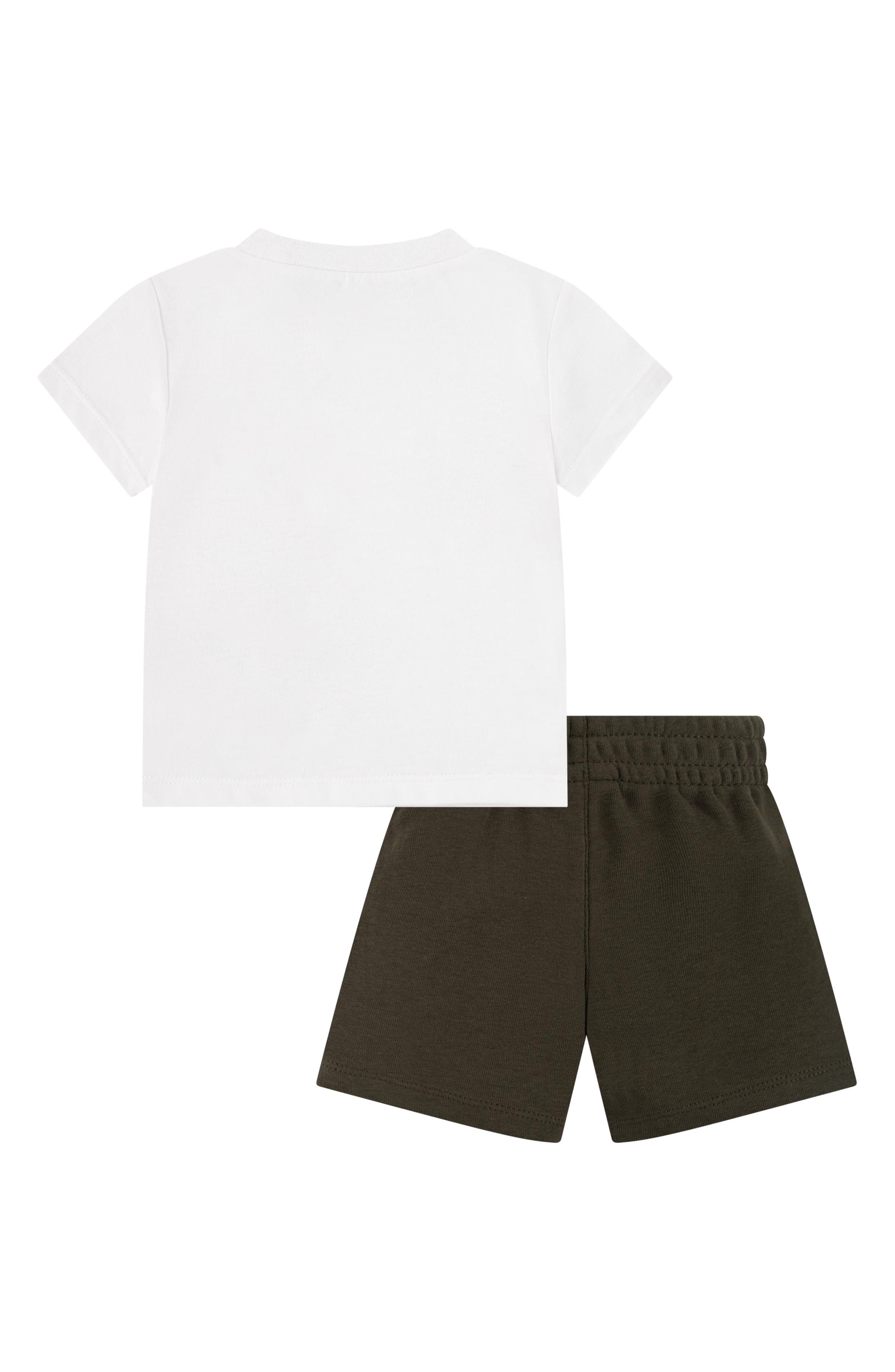 Nike Sportswear Club Graphic T-Shirt & Sweat Shorts Set