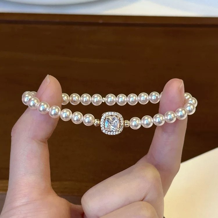Small square cubic zirconia and shell bead bracelet for women, made of 925 sterling silver, featuring a French retro style, elegant and chic, and a popular design