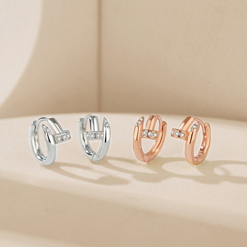New geometric hoop earrings in rose gold, featuring a sophisticated design and a chic, elegant style