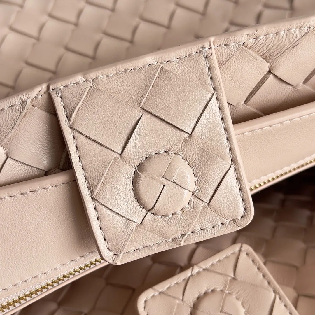 Bottega Veneta White Andiamo Intrecciato Woven Leather Top Handle Bag product photo from LabelPicks