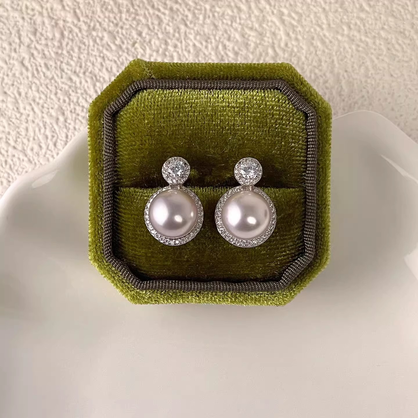 925 sterling silver full-diamond shell pearl earrings for women, French retro style, small Chanel-inspired geometric round earrings, light luxury and elegant accessories