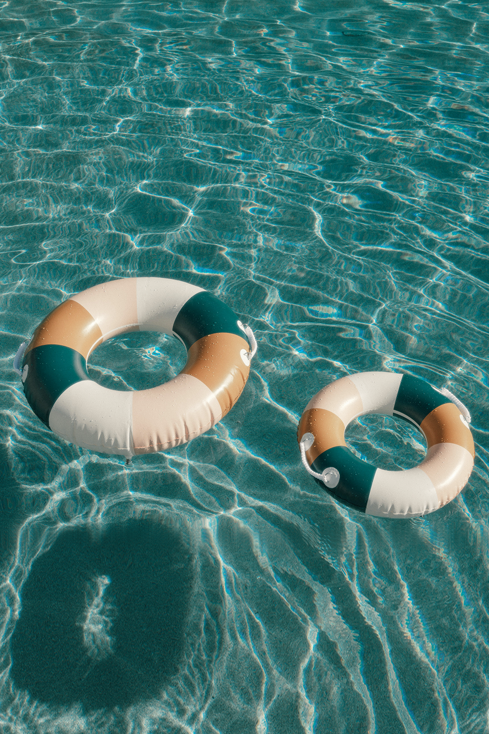 BUSINESS AND PLEASURE גלגל ים - גודל L/XL