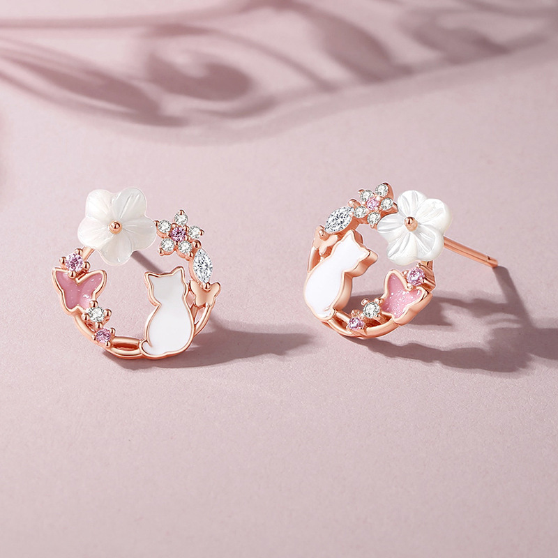 Original floral wreath cat design, mother-of-pearl earrings for women, in a minimalist and fresh style, with a touch of elegance, featuring floral designs, made of 925 sterling silver