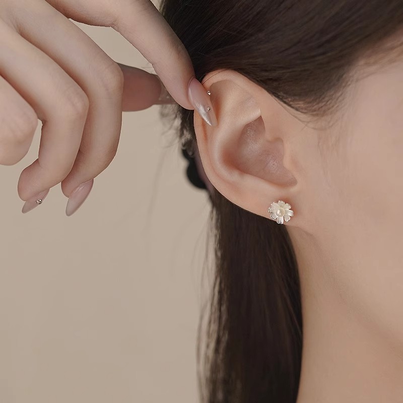 Pearl flower earrings, made of 999 pure silver, in a French retro style, delicate and elegant, perfect for a forest-themed look, artistic daisy earrings, made of pure silver