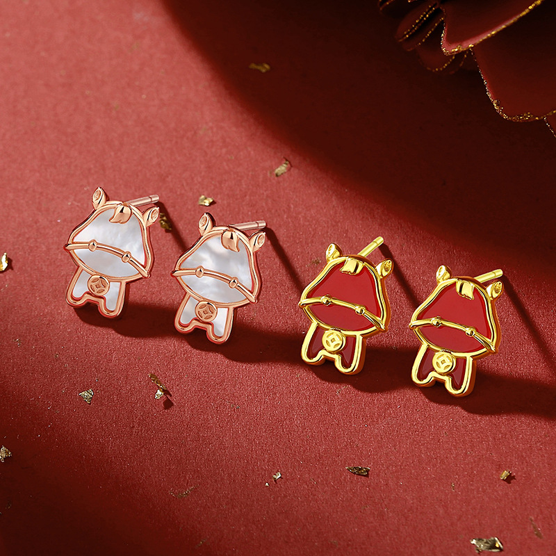 Original design, lucky horse-shaped mother-of-pearl earrings for women, made of pure silver, featuring a new Chinese style, a unique and charming coin and horse design, perfect for the Year of the Horse
