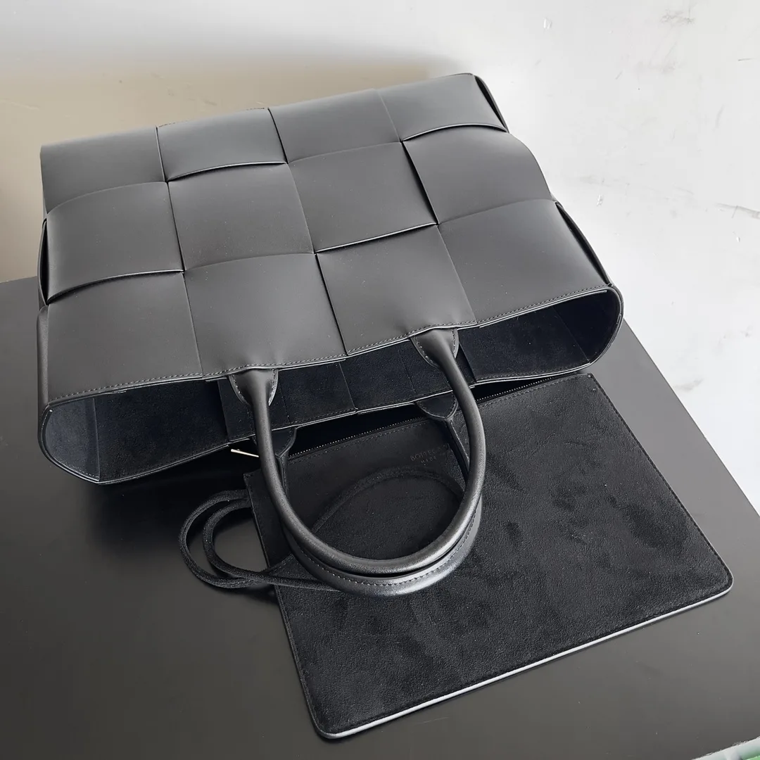 Bottega Veneta Roomy Tote Bag product photo from LabelPicks