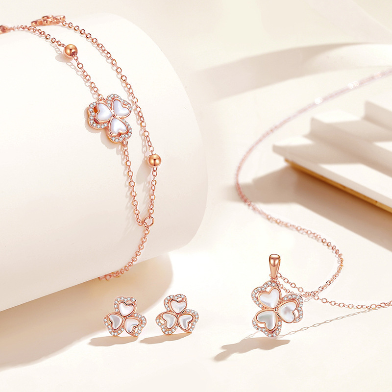 925 sterling silver clover bracelet for women, featuring a minimalist, cool aesthetic, a rose gold bracelet, and a heart-shaped mother-of-pearl charm – an original design