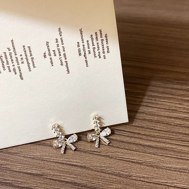 Sparkling zircon butterfly knot earrings, Korean-style, trendy and chic, small and elegant, lightweight and luxurious, made of 925 sterling silver