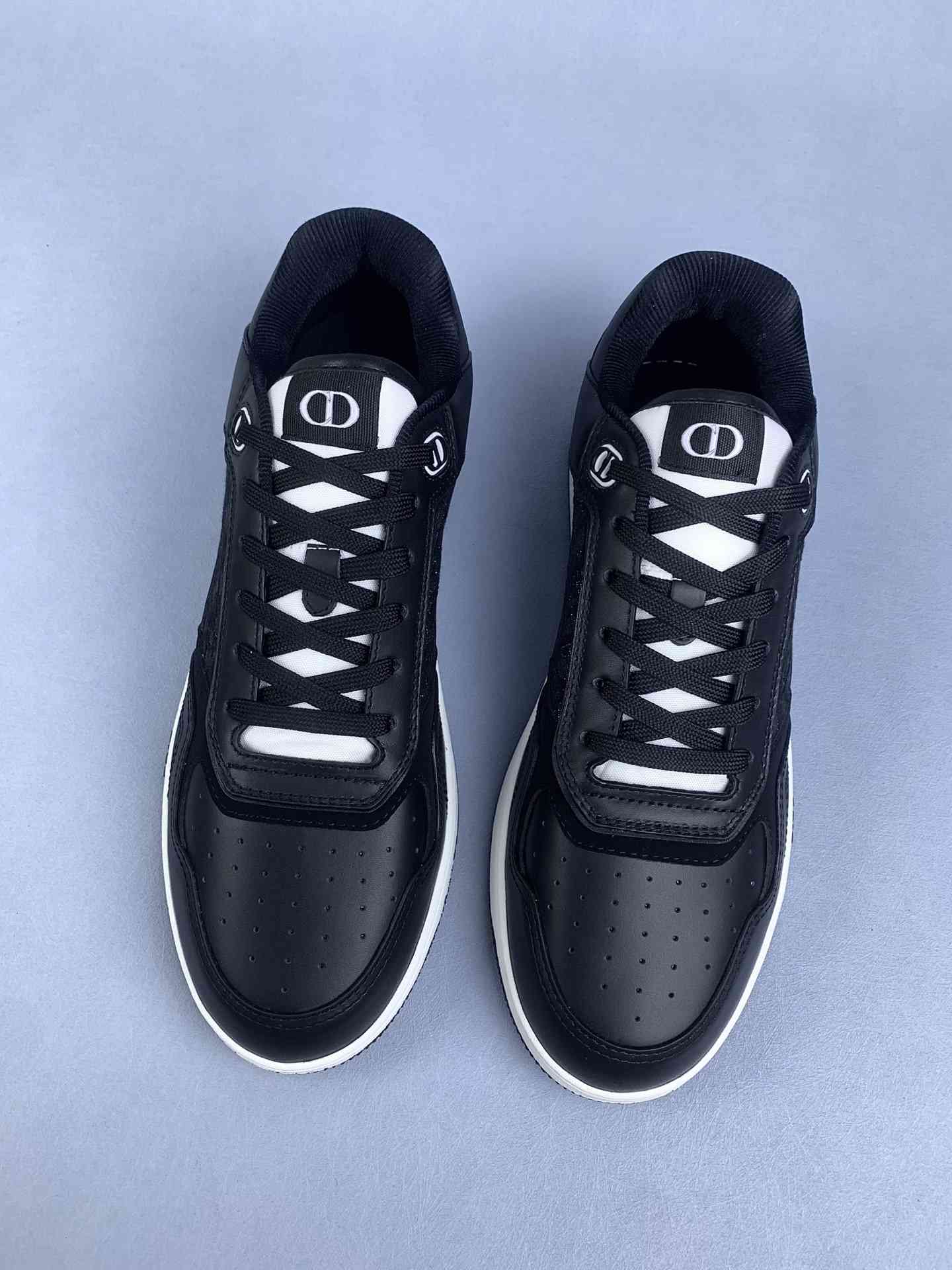 B27 Low-Top Sneaker