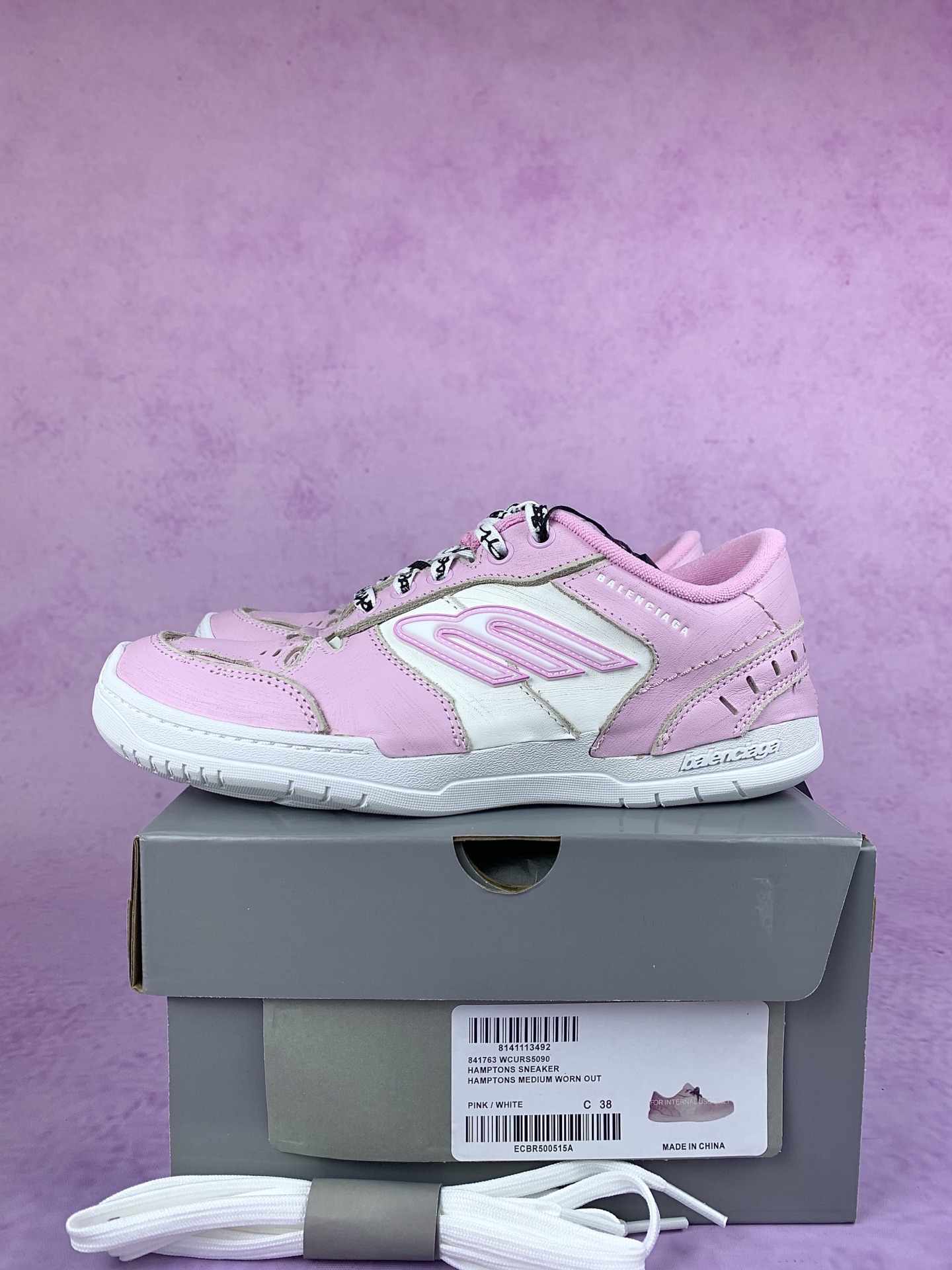 Balenciaga Hamptons Medium Worn-Out Sneaker