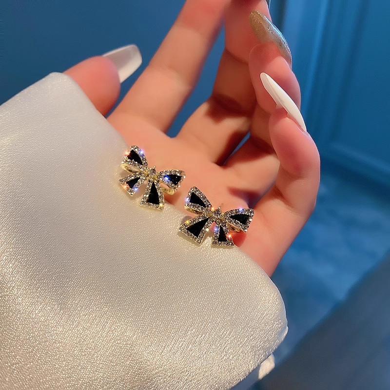 925 sterling silver black sparkling diamond small bow earrings for women, simple and elegant, with a chic and sophisticated style