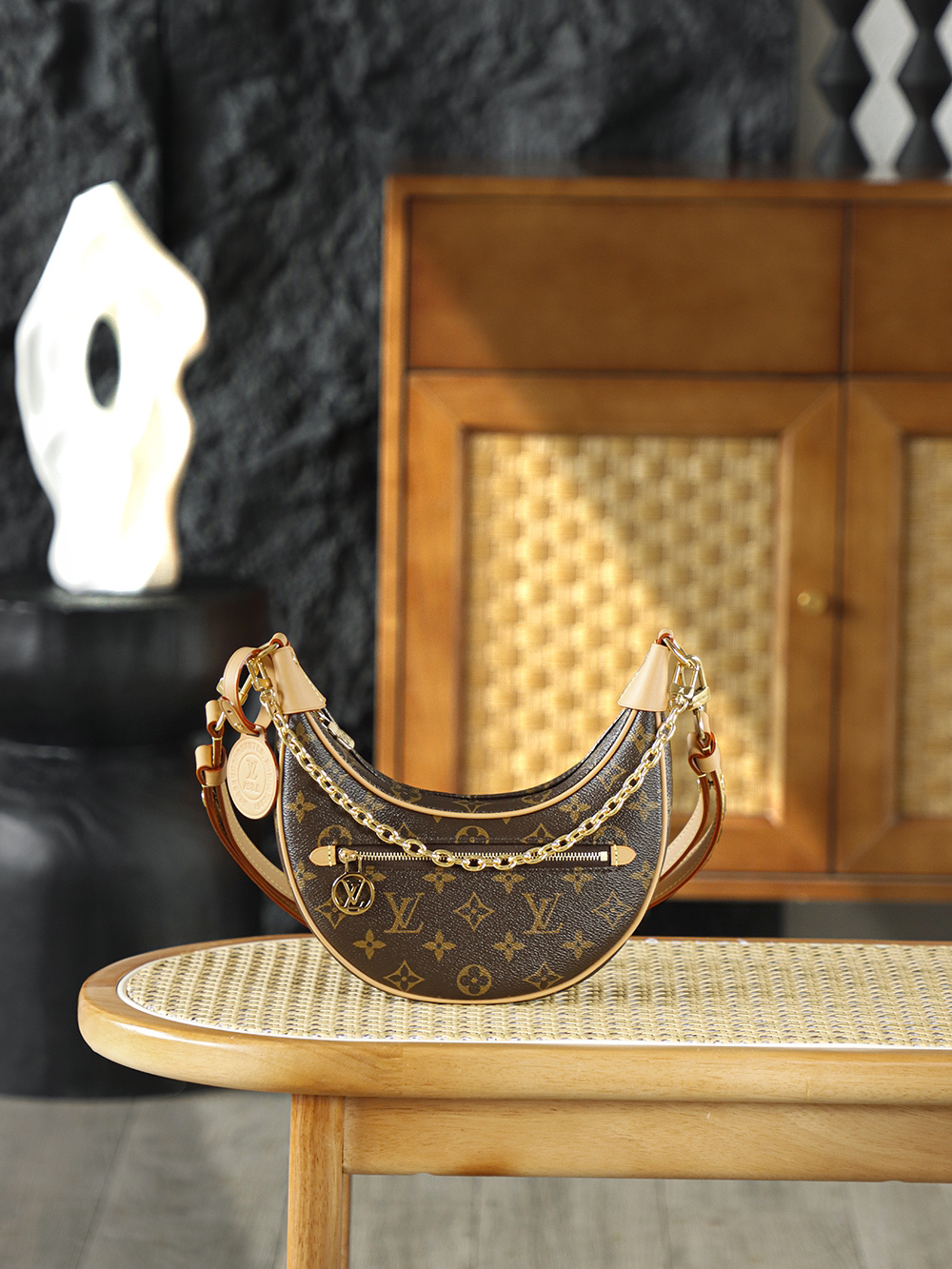 LOUIS VUITTON LOOP M81098 (24*22*6cm)