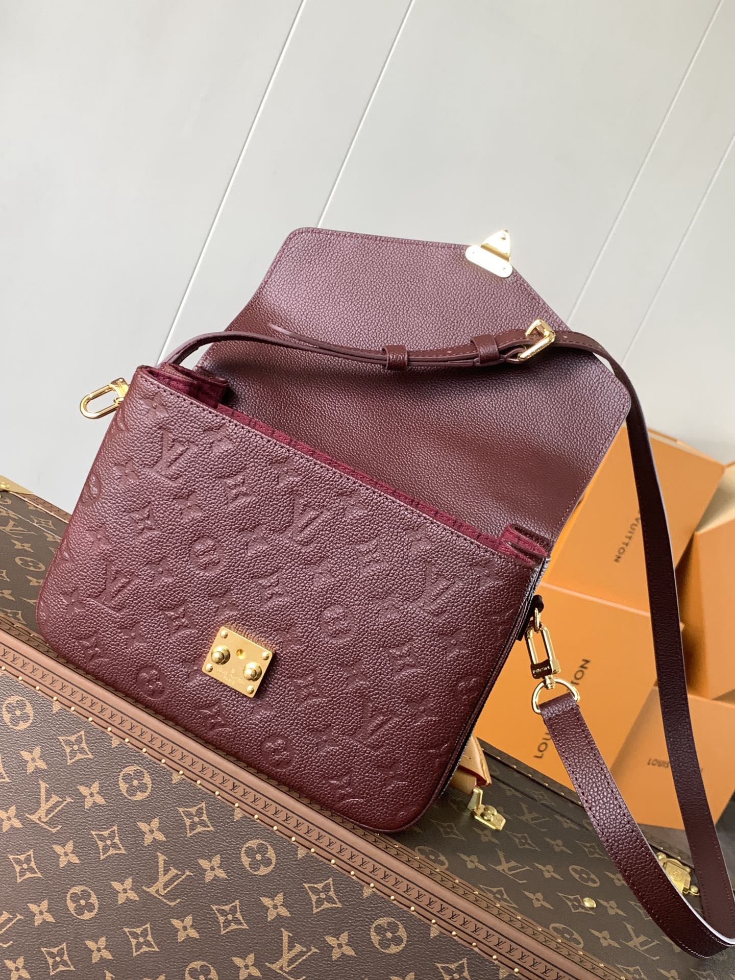 LV POCHETTE METIS bag