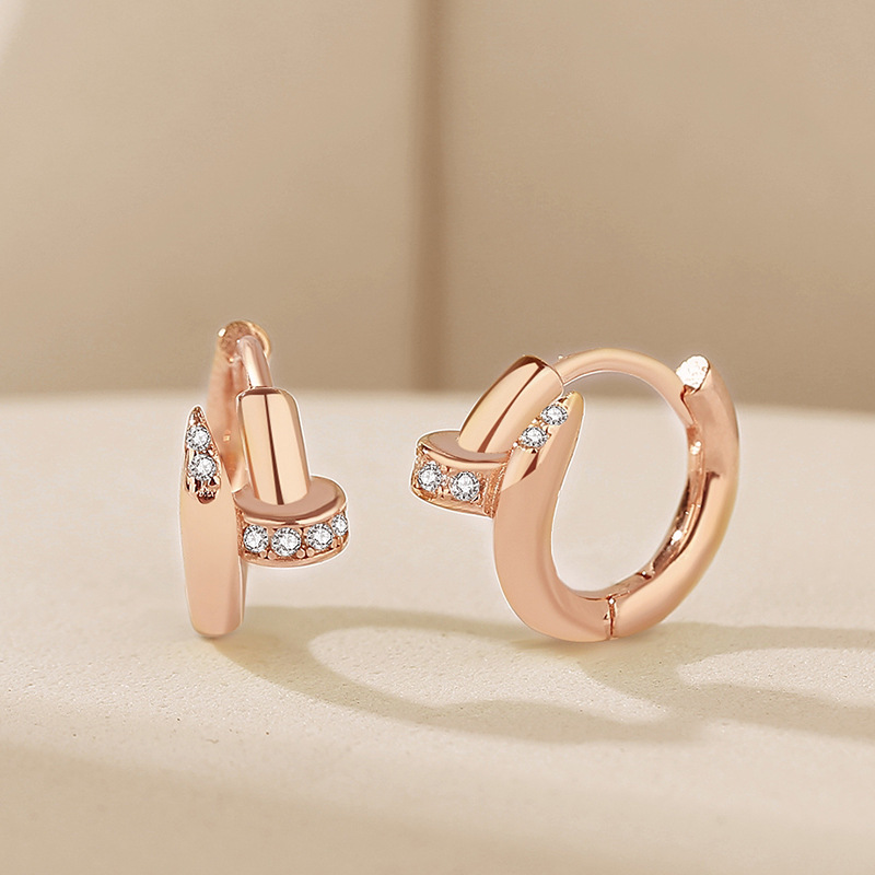 New geometric hoop earrings in rose gold, featuring a sophisticated design and a chic, elegant style